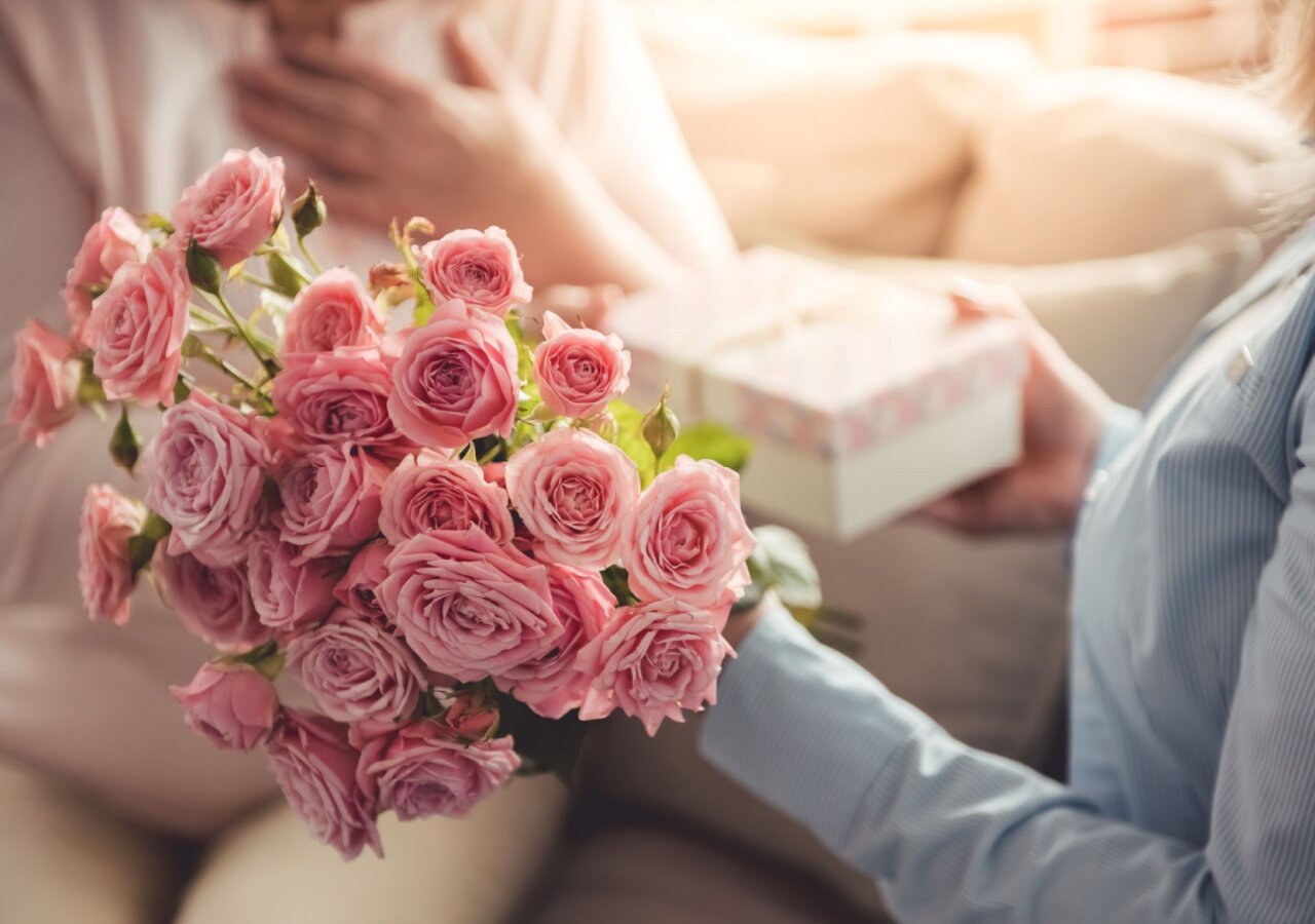 Quelle couleur de rose choisir pour la fête des mères ? | Florajet Quelle couleur de rose choisir pour la fête des mères ? | Florajet