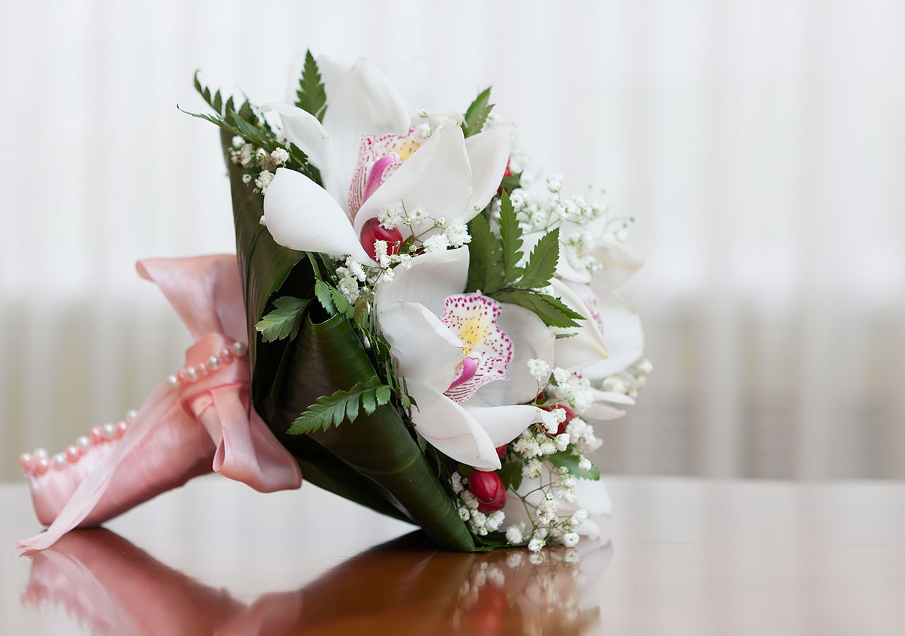Quelles fleurs offrir pour un enterrement/obsèque ? Florajet Quelles fleurs offrir pour un enterrement/obsèque ? Florajet