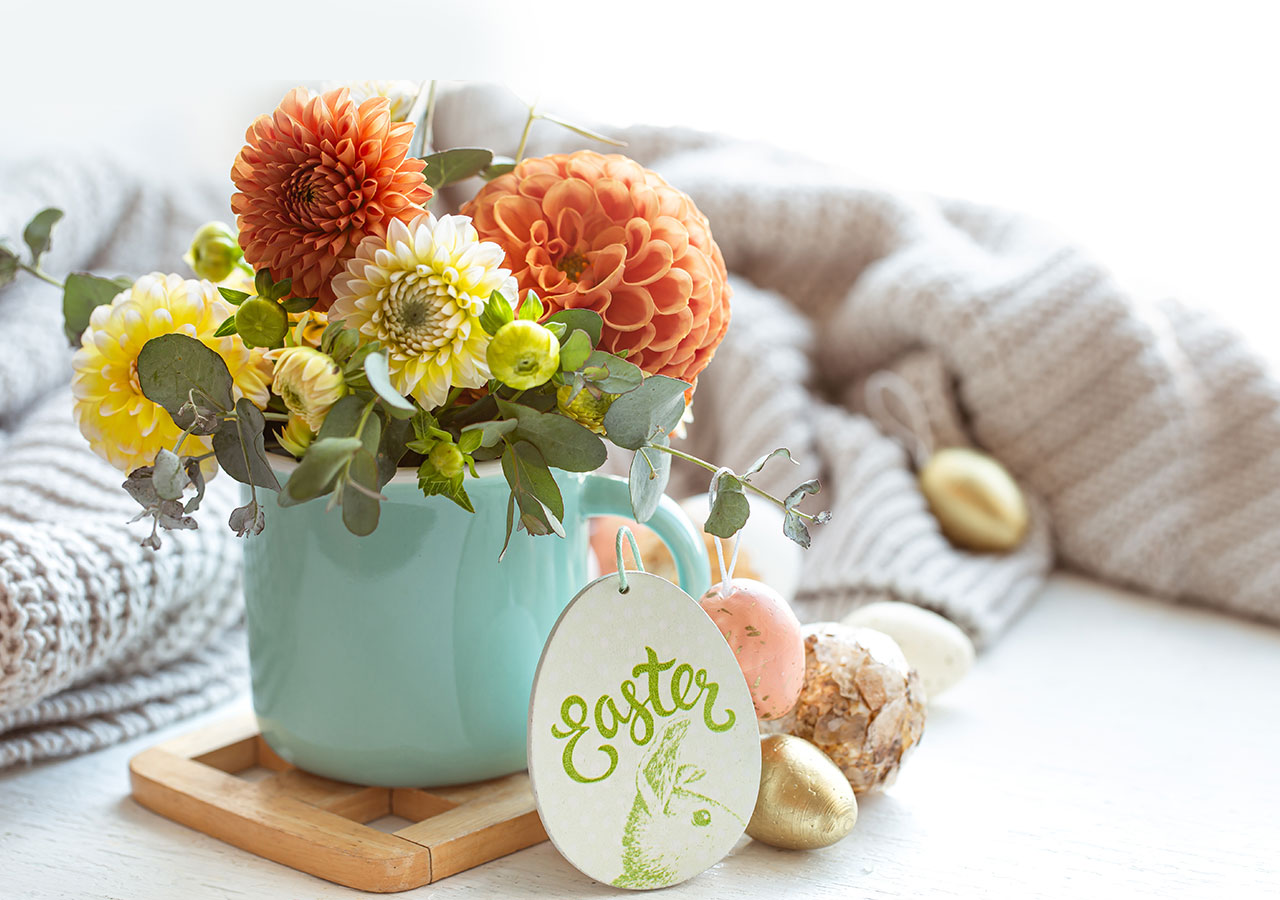 Un joli centre de table fleuri pour les Fêtes de Pâques Un joli centre de table fleuri pour les Fêtes de Pâques