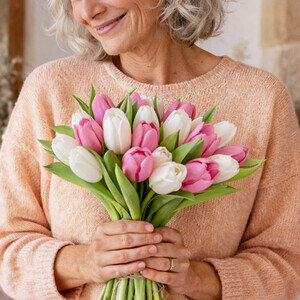 TULIPES BLANCHES ET ROSES
