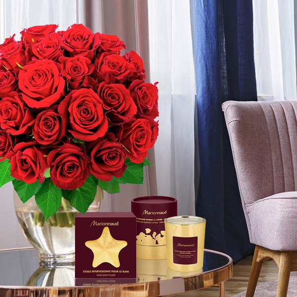 Une couronne de roses rouges avec des bougies et un panier de roses rouges. | Image Premium